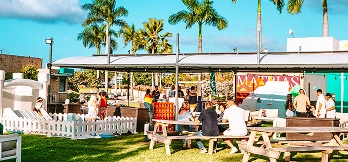 Personas reunidas en La Patria